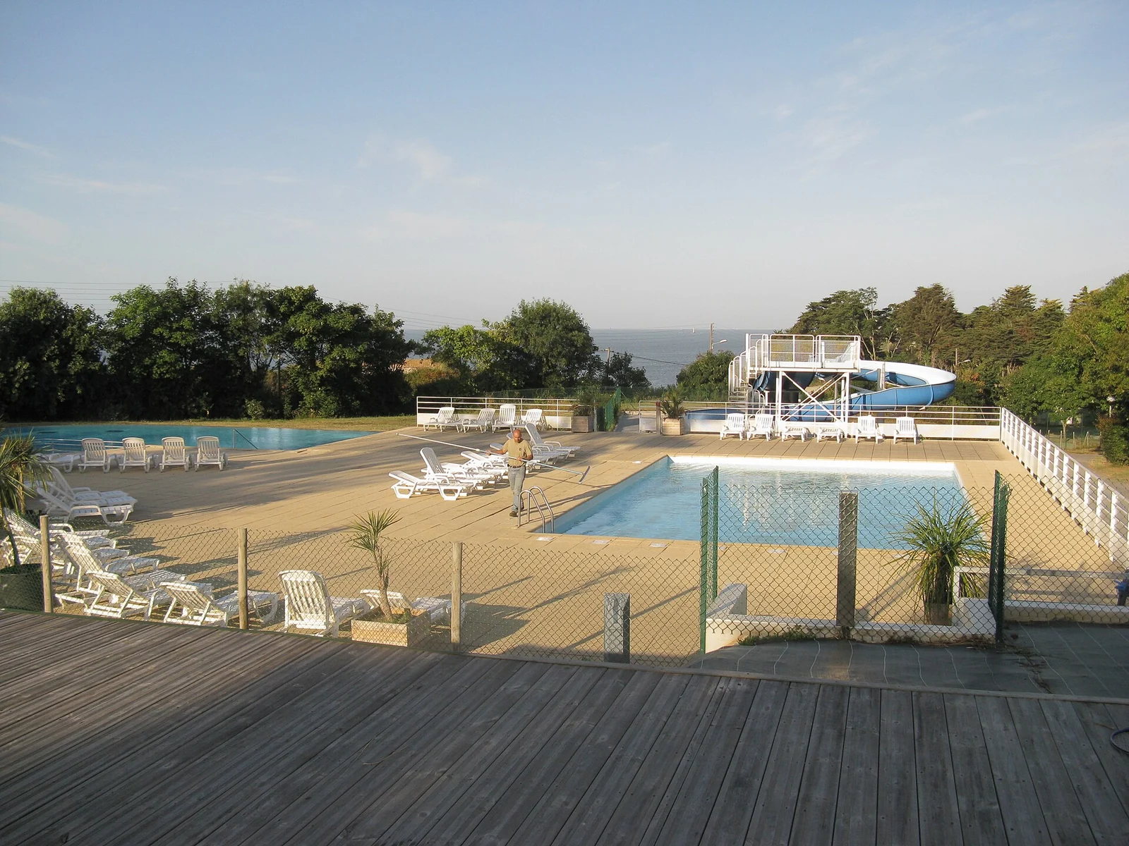 Entretien matinal de la piscine d’un camping à Saint-Marc-sur-Mer.